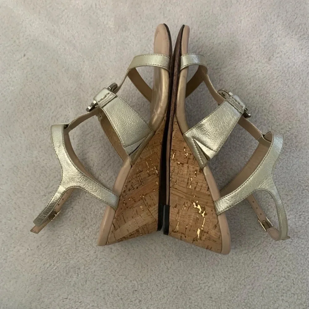 TOMMY Bahama Wedges, gold T-strap, 7